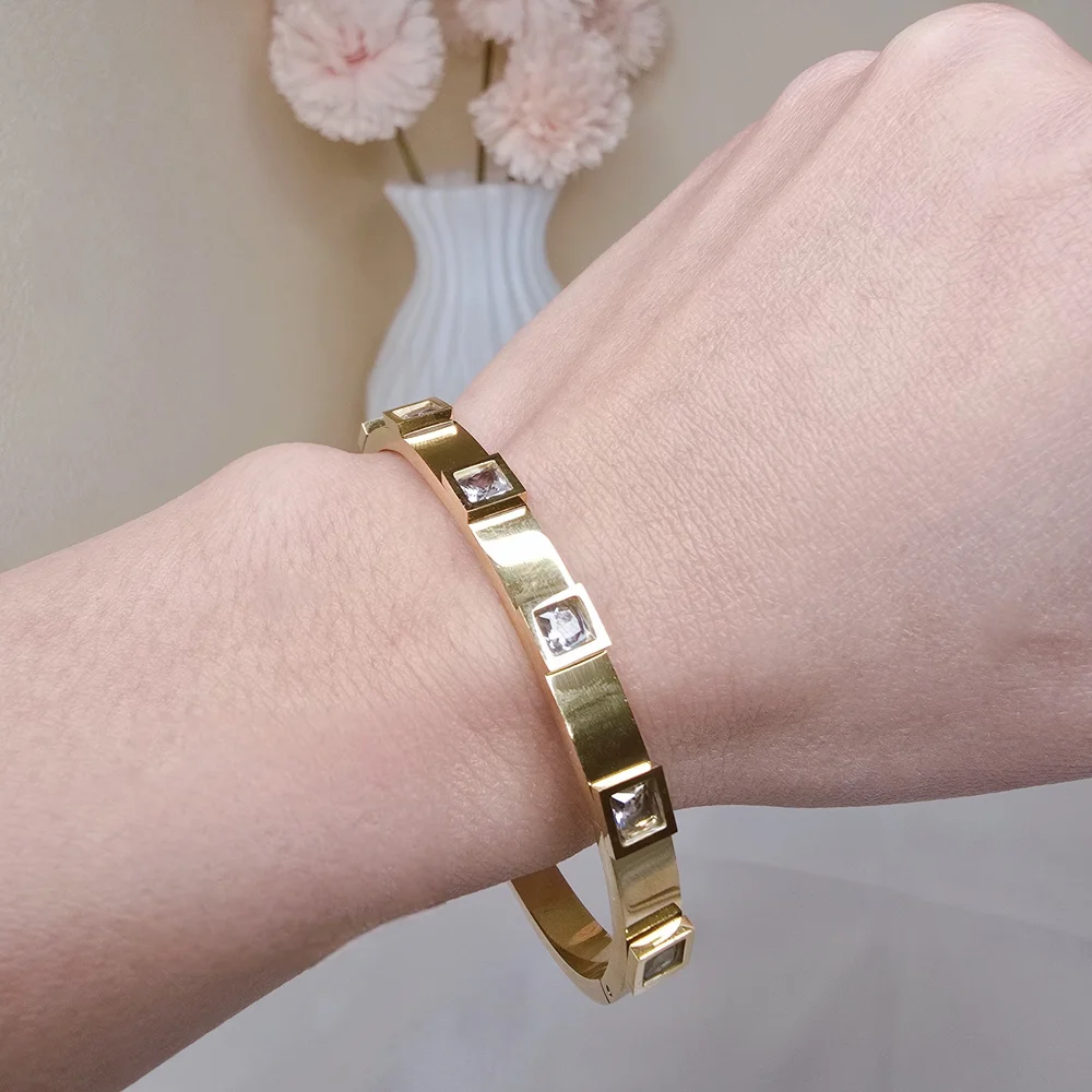 🏷NEW 18K Gold-plated Bangle Bracelet with Crystal Accents